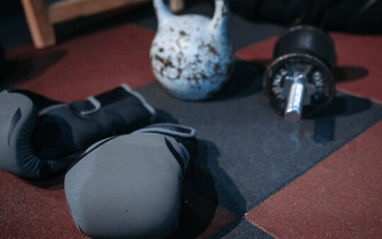 Kettlebell vs Dumbbell for Weight Loss: Which Is Best for Your Fat-Burning Workout?