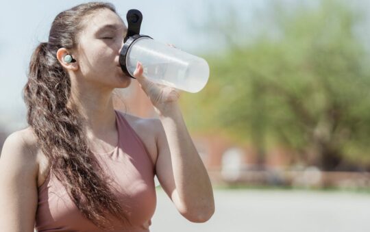 Top Sports Sunscreens That Won’t Sting Your Eyes – Stay Protected & Comfortable